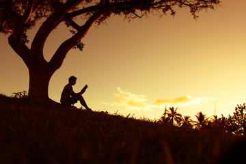 你爱的不是我,你心里还藏着谁,你爱的不是我,是否是我错了,是什么歌里的？