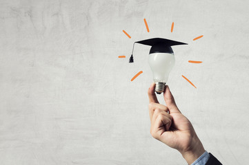 你爱的不是我,你心里还藏着谁,你爱的不是我,是否是我错了,是什么歌里的？