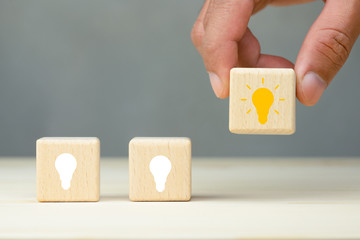 你爱的不是我,你心里还藏着谁,你爱的不是我,是否是我错了,是什么歌里的？