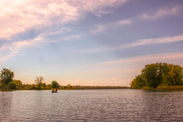 你爱的不是我,你心里还藏着谁,你爱的不是我,是否是我错了,是什么歌里的？