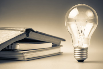 你爱的不是我,你心里还藏着谁,你爱的不是我,是否是我错了,是什么歌里的？