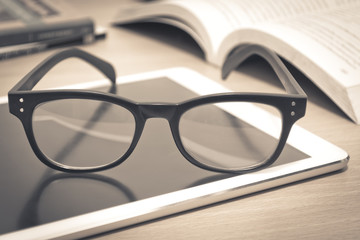 你爱的不是我,你心里还藏着谁,你爱的不是我,是否是我错了,是什么歌里的？